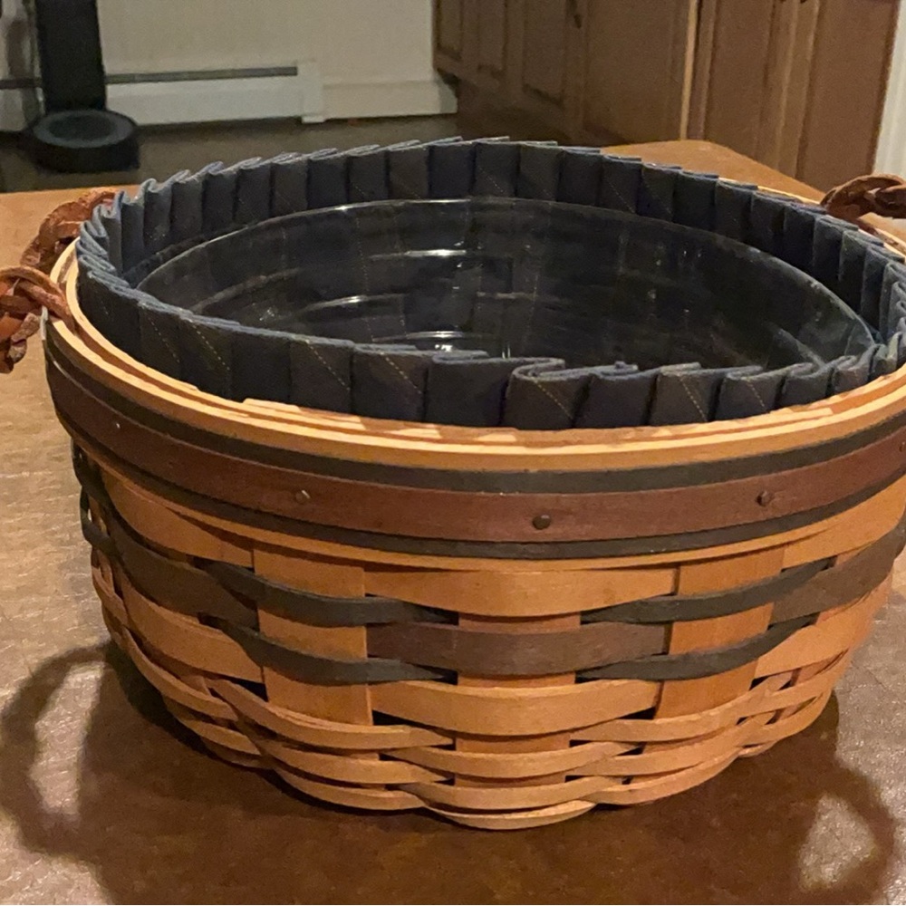 Longaberger Collector’s Club Round basket with liner and protector